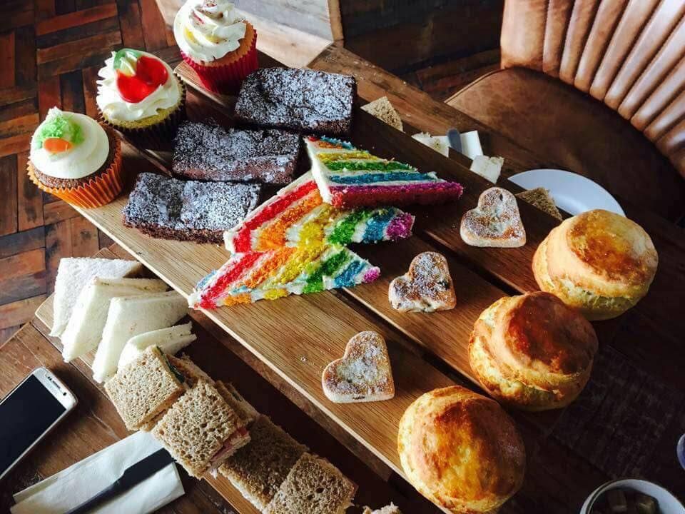 quaythreelounge's tweet photo. You can't buy happiness but you can buy cake and that's pretty much the same thing π π°
Afternoon tea at Quay Three π
#afternoontea #cakes #quaythree https://t.co/QWvJ5r17mD