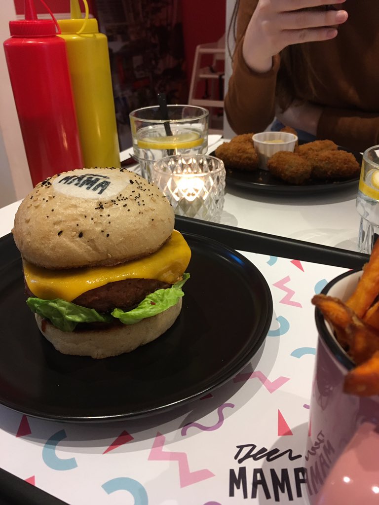 TheGaspra's tweet photo. @meelvin94 @aceofclues Une semaine en #Amsterdam a manger #vegan 🤔 à peu près 160€ avec restaurants et livraison. Mais ça a valu chaque centime 🤤🤤🤤 #deermama #frietboutique #veganjunkfoodbar #donvegandoner #soytasty #vegatogo https://t.co/rQSup0hdoN