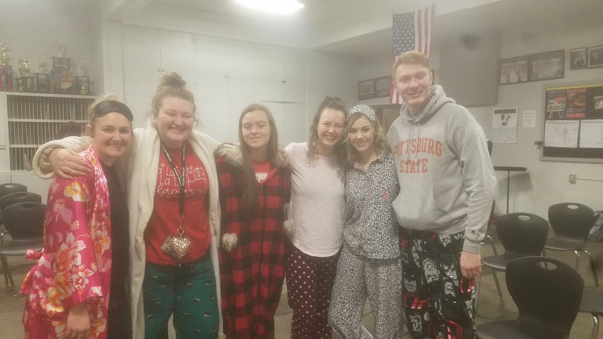 NeoshoSTUCO's tweet photo. It’s pajama day! Post your pics here 🖤🤼‍♂️💛⛹️‍♀️🖤⛹️‍♂️💛 https://t.co/1LlmAnixjd