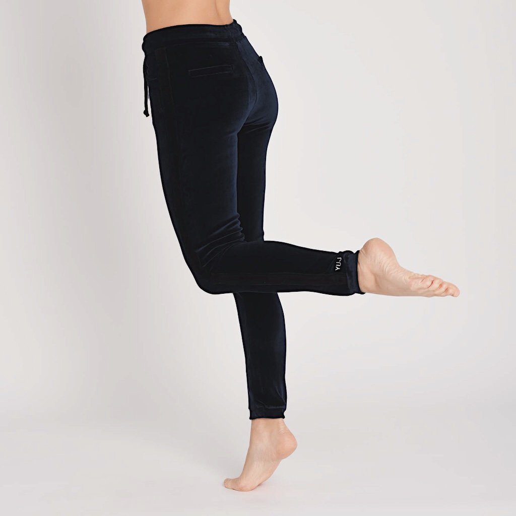 SOLDES • Du studio de yoga à votre soirée cosy entre copines, notre pantalon en velours navy sera votre allié parfait. 👉 ow.ly/R4KR50kdDLB #yuj #yogastudio #yogawear #activewear #paris #outfit #yogaclass #hotyoga #sales #soldes2019 #yoga