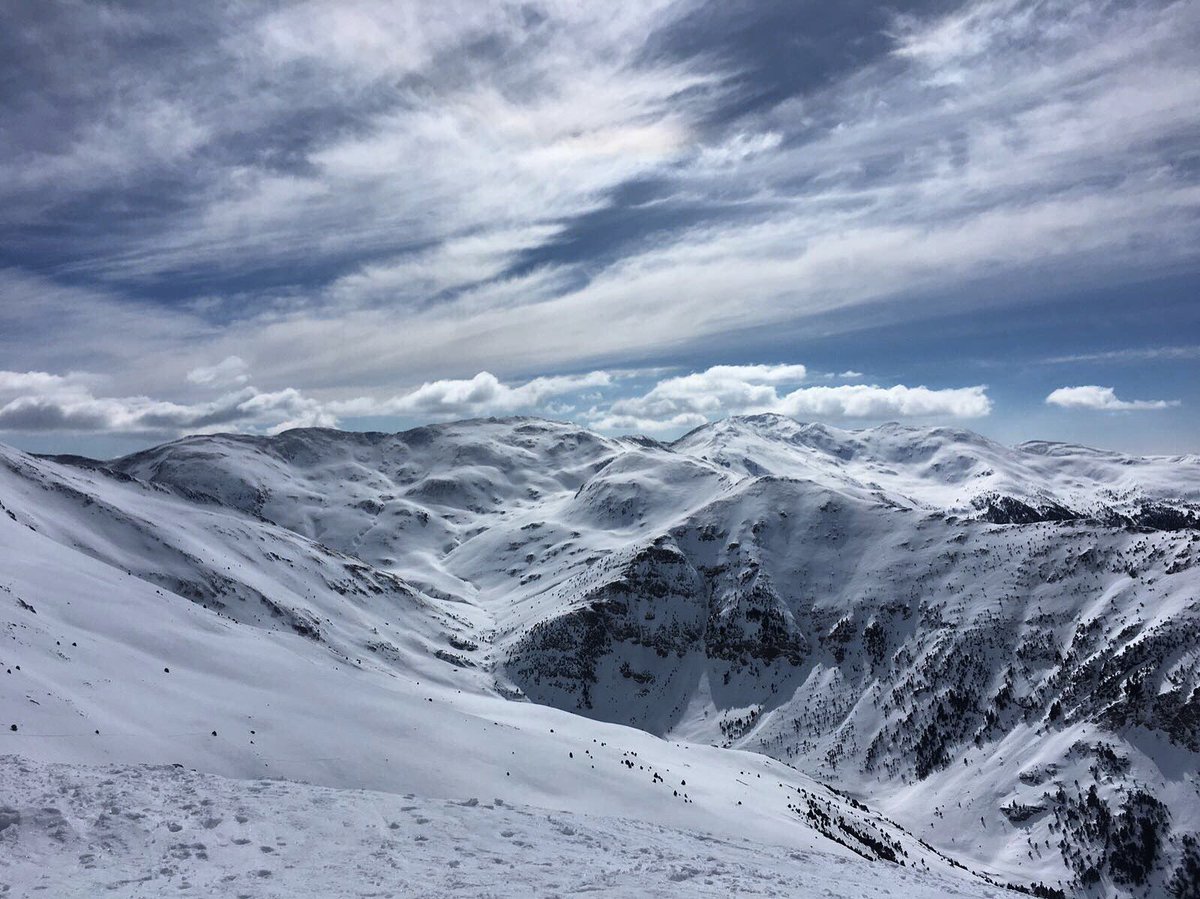 La inmensidad de la montaña. Disfruta de ella bien equipado. Y con responsabilidad. #mountains #sport #ski #trailrunning