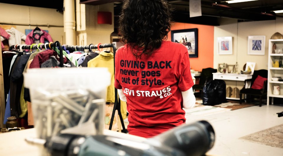 LeviStraussCo's tweet photo. Our @LeviStraussCo Europe employees' empathy + activism inspired our commitment to supporting refugees. #LeviGivesBack to @theIRC + other amazing groups making a difference in the global refugee crisis. https://t.co/ycslgqgNpb https://t.co/21s1h8Sw8P