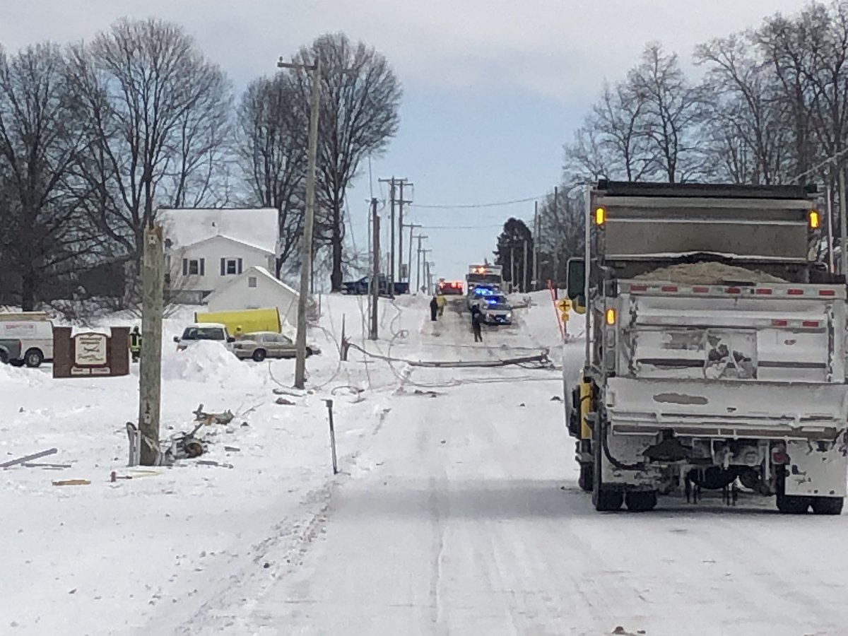 ScottNoll_News's tweet photo. Preliminary report to @FAANews says a DC3 took off, hit power lines and crashed near #Kidron, OH. Reports 6 people on board at the time. 2 dead, 4 seriously injured according to prelim info. @WEWS https://t.co/ouY8xbWMTg