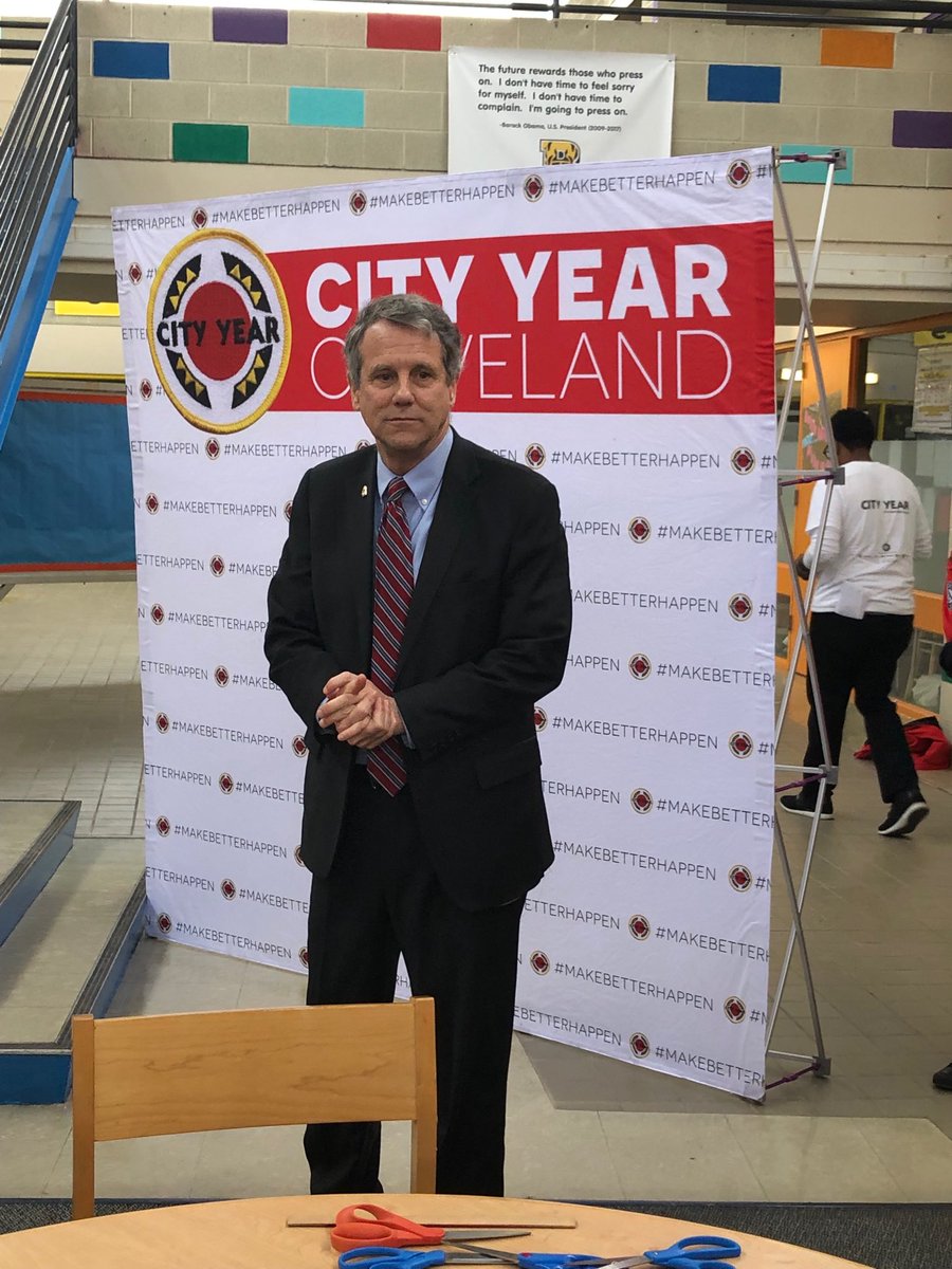 JenniferHurd4's tweet photo. Thank you to ⁦@SenSherrodBrown⁩ for volunteering with ⁦@CityYearCLE⁩ #dayONservice #MLKDay https://t.co/kAqGA58U0Y