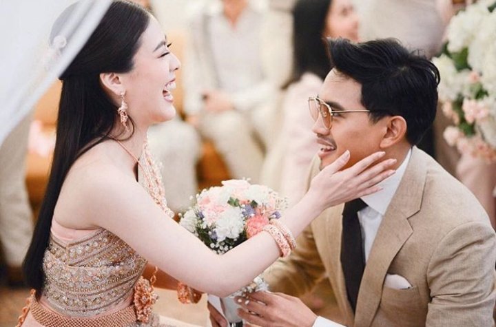 eieizahahaaa's tweet photo. ชอบคู่นี้มากจริงๆ พี่โต้ถึงจะเป็นคนหม่นๆ แต่ก็แอบกวน โคตรอบอุ่น ชอบคำพูดที่พี่โต้บอกว่า "อะไรที่เค้าชอบก็จะพยายามทำ" มันน่ารักมากๆเลยนะรู้มั้ย ถึงจะพูดซึ้งๆไม่เก่ง แต่การกระทำแบบนี้แหละมันโคตรน่ารักเลย 💗🖤🌈📷
#padietotowedding https://t.co/rkKM6f5HHS