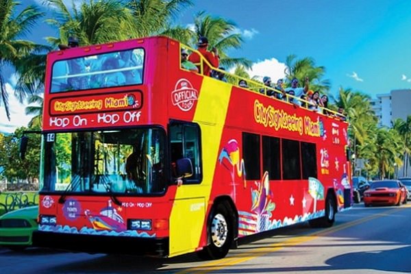 Op #vakantie gebruik maken van "Hop on Hop off" tour! De herkenbare rode bussen en boten bieden een unieke manier om de belangrijkste #highlights van een stad te zien. Lees alle tips op onze website checklistvakantie.nl/hop-on-hop-off…