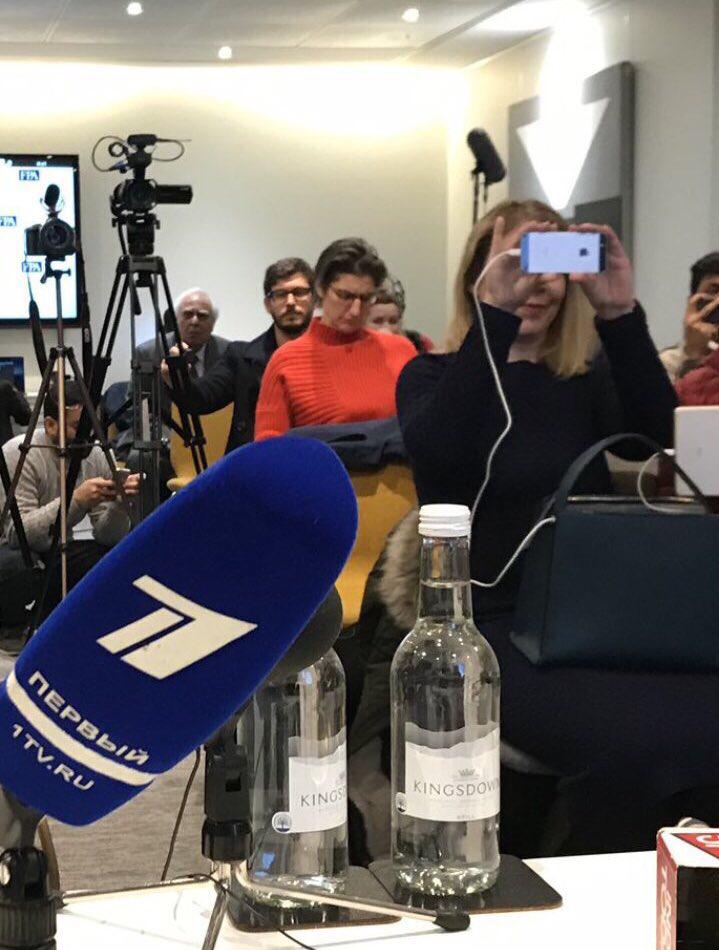 AkshayGaikwadb's tweet image. @ameytirodkar सिब्बल काय करत होते तिथं? बर मग @RahulGandhi यांनी ही बातमी दाखवल्या किती पैसे दिले.ते पण स्पष्ट करा.
#FakeReporter

@AshishMerkhed