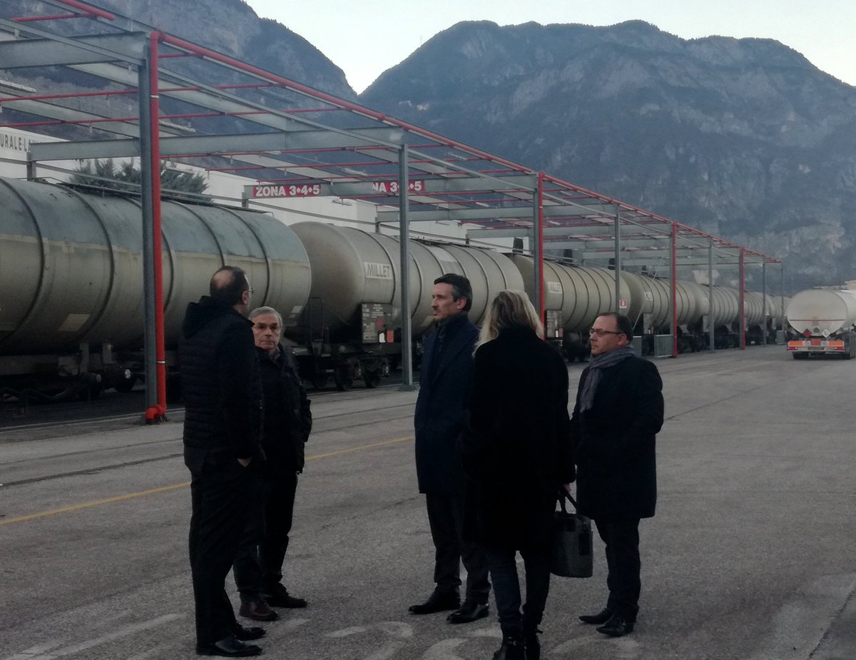 ProvinciaTrento's tweet photo. Visita oggi dell'assessore allo sviluppo economico @SpinelliAchille alla @Lifenergy_IT di Lavis, che sta sviluppando un progetto per la conversione della plastica in biocarburante. Fra i partner anche la @FBKcom 
https://t.co/OL8LuHXu8S https://t.co/W7hxV1km8F