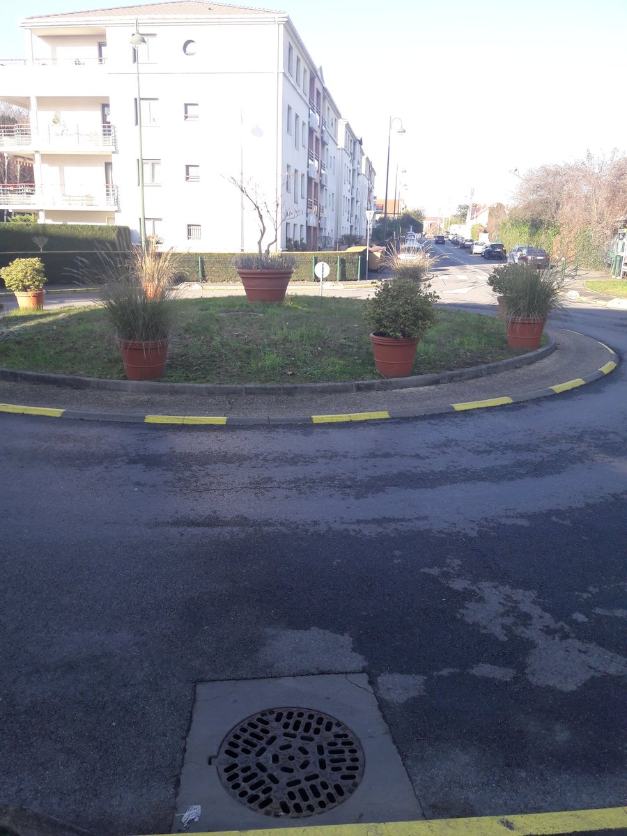 Joli rond point jamais utilisé conviendrait à gilets jaunes motivés. A saisir dès samedi prochain.