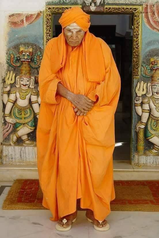 Uday_muruda's tweet photo. 💐🙏 ದೈವಲೋಕದತ್ತ ನಡೆದ ಕಲಿಯುಗದ ಬಸವೇಷ ದೇವರ ಪಾದ ಸೇರಿದ ಸಿದ್ದಲಿಂಗ ಮಹಾ ಸ್ವಾಮೀಜಿಗಳು ಅವರು ತೋರಿದ ಮಾರ್ಗದಲ್ಲಿ ಸಾಗಲು ಅವರು ನಮಗೆ ಶಕ್ತಿಯನ್ನು ಕರುಣಸಲಿ 😢 ಬೇಗ ಮರಳಿ ಬನ್ನಿ ಗುರುವೇ 😢 🙏💐🤧💐ಉತ್ತರದಲ್ಲಿ ಗಂಗೆ ದಕ್ಷಿಣದಲ್ಲಿ ಸಿದ್ದಗಂಗೆ 🙏ಓಂ ಶಾಂತಿ ನಮಃ 🙏
#ShivakumaraSwamiji 
#SiddagangaMutt 
#TumkurSwamiji https://t.co/6NAcktaygg