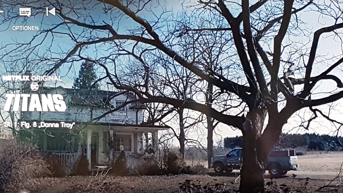 RealEsther77's tweet photo. After Will Graham from #Hannibal doesn't need his house anymore, the sidekicks from #Netflix series #Titans moved in. https://t.co/aCOfPhmwCE