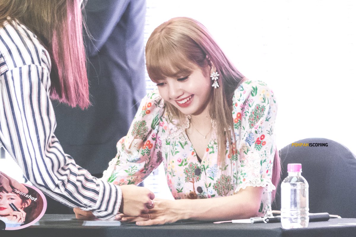 pokpakiscoming's tweet photo. [PIC] 180812 Lisa - Moonshot fansign in Thailand. (1)

Love you my POKPAK. (^3^)

https://t.co/2iV17QC9fI
https://t.co/oLbTwtKQVC
https://t.co/g9ZUkuBXu6
https://t.co/xXWTgNOGoz

 #Moonshot #BLACKPINK #블랙핑크 #LISA #리사 https://t.co/HbfF9YA1F5