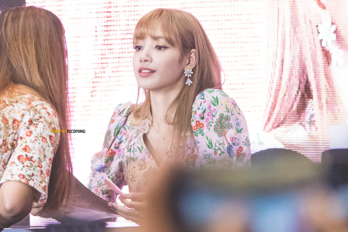 pokpakiscoming's tweet photo. [PIC] 180812 Lisa - Moonshot fansign in Thailand. (1)

Love you my POKPAK. (^3^)

https://t.co/2iV17QC9fI
https://t.co/oLbTwtKQVC
https://t.co/g9ZUkuBXu6
https://t.co/xXWTgNOGoz

 #Moonshot #BLACKPINK #블랙핑크 #LISA #리사 https://t.co/HbfF9YA1F5