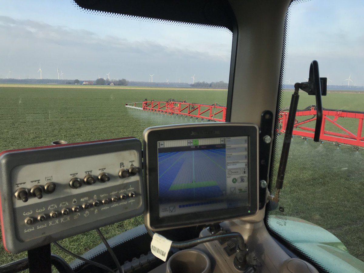 Met een klein beetje round-up (2L/Ha) nu, sparen wij het milieu door tijdens de teelt minder zwaardere milieu belastende middelen te hoeven spuiten. Dankzij de vorst van afgelopen dagen minimale sporen. #duurzaam #boerbewust #oogst2019 #akker
