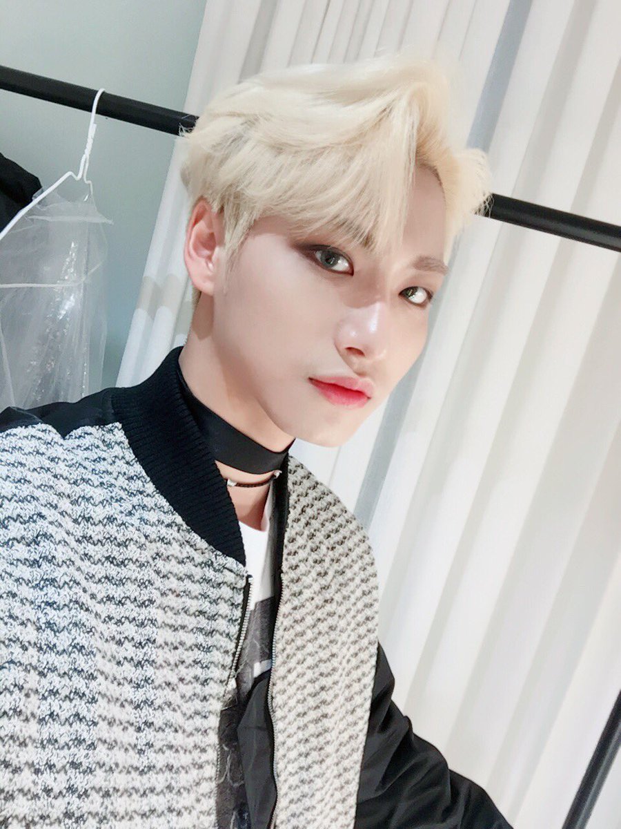 ATEEZofficial's tweet photo. [#성화] 오랜만에 돌아온 성화의 거울샷📸
#ATEEZ #에이티즈 https://t.co/8GnyNQdAt2