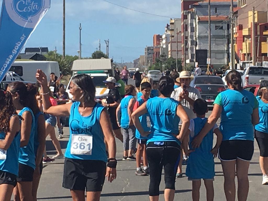 defensoriaPBA's tweet photo. Este fin de semana estuvimos en la maratón "La Costa Corre", en San Bernardo .
Difundimos la 8va Maratón Sor María Ludovica, que se realizará en La Plata el 24 de febrero 🎽
#DefensoríaPBA #DefendemosTusDerechos #CorriendoAyudás #Verano2019 https://t.co/jJHLhKWSPC