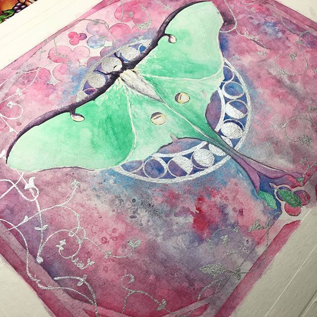 mothher_'s tweet image. I&apos;m finally doing another moth painting!  A Luna moth to keep my Death&apos;s Head company. #watercolorpainting #mothcore #artnouveau #fantasyart #watercoloranimals #mothpainting bit.ly/2Dq1tuw