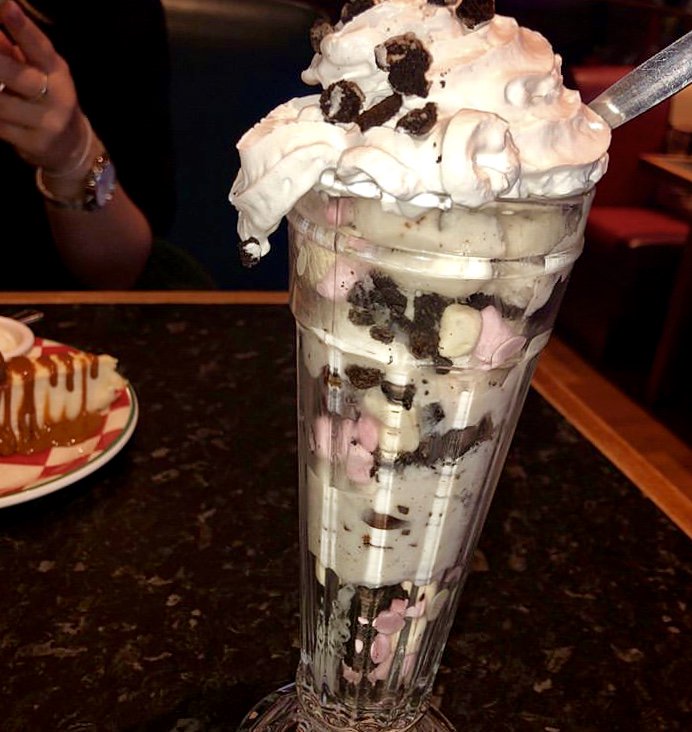 Freedommallows's tweet photo. Hey Mallowers!! Freedom are now in Frankie and Bennys ๐ Go check out their delicious desserts just like this one! Who wouldnt wanna try this ๐ #desserts #mallows #love #mallowtastic #frankie&bennys https://t.co/f0oFMuoBFZ
