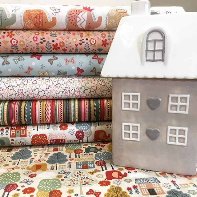 Telasdeluna's tweet image. #telasalegres 🧡💛❤️que animan los lunes 😉
.
.
#lovepatchwork #quilter #telasmolonas #telasbonitas #patchwork #quilt #isew #sew #coserycoser #fetama #handmade #creatividad #diy #diydecor #diyfabric #fabricdiy #casitas #fabrichouse #elefantesdetela #elephantfabric