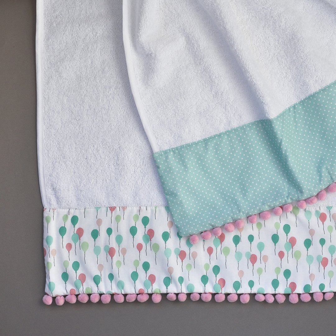 mivaritamagica's tweet photo. Arrancamos la semana con nuestra toalla reversible globos y lunares. Confeccionada con tejidos 100% algodón y con un tamaño aproximado de 140×70 cm ¡Es perfecta para el baño o la ducha de niños y bebés!
👉https://t.co/cC4r4EYay6
#puericultura #toallas #complementos #niños https://t.co/MmHmxaXo1e