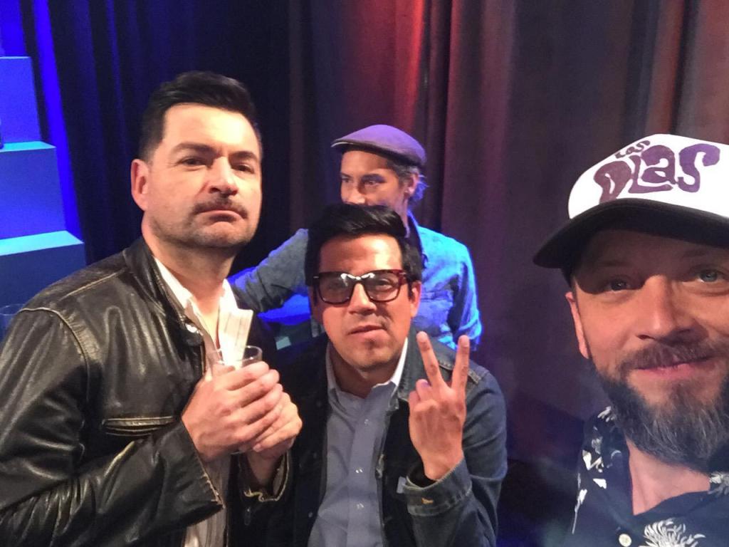 RadioPopCL's tweet photo. Gustavo Becerra, con su banda Swing del Mono, con Los Olas juntos en Mi Bar #swingdelmono #losolas #radiopopchile #lavidaespop https://t.co/dfmp6mmTyR https://t.co/E8BTKSnpBQ