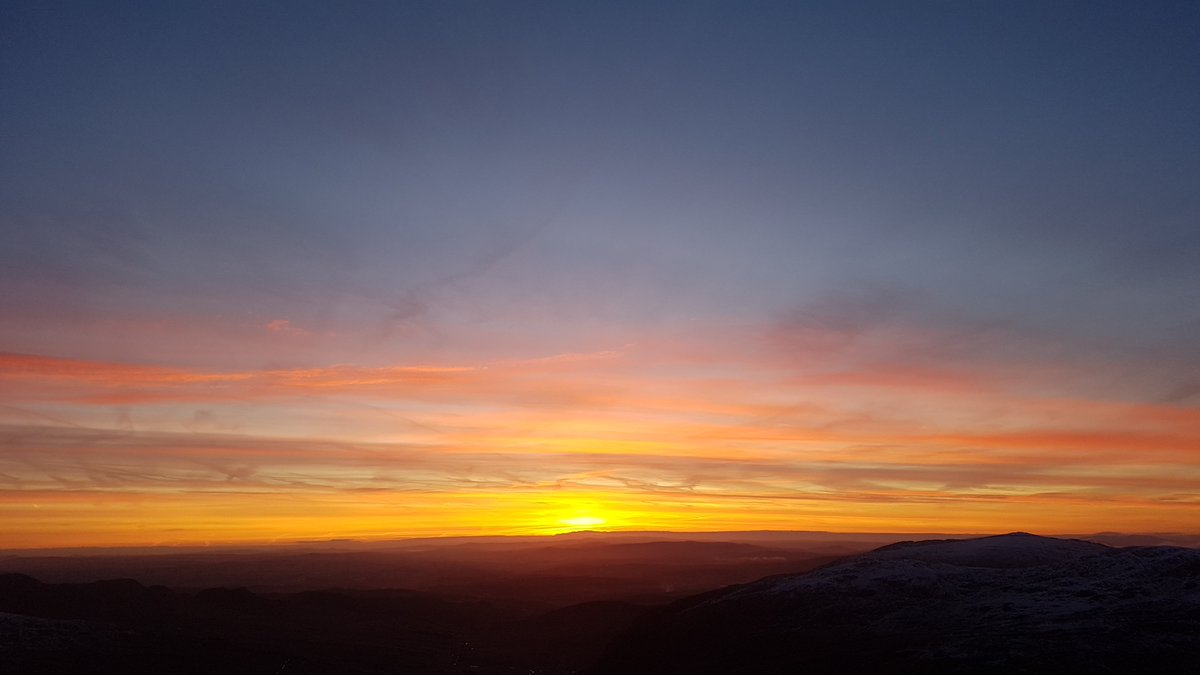 runsnowdonia's tweet photo. I had to have another go after yesterday's sunrise fail - treated to lots of colours from Pen Y Ole Wen this morning 😍  #sunrisechasing #mountainrunning #welshwinter ... more pictures on the photo journal https://t.co/cMKUE0b9ml https://t.co/gmTxZ10Aez