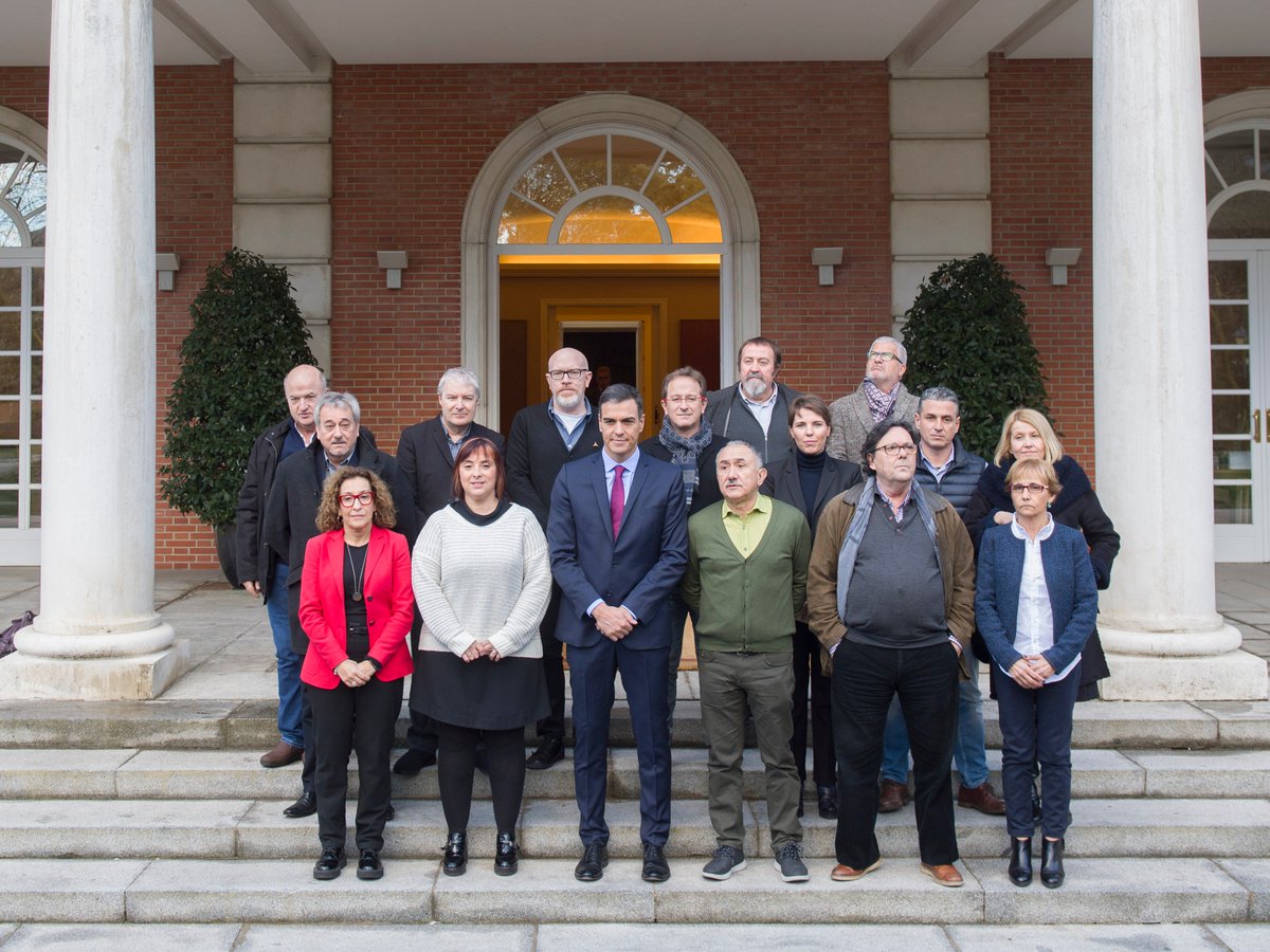 sanchezcastejon's tweet photo. He recibido en #LaMoncloa a la Comisión Ejecutiva de @UGT_Comunica. Igualdad, solidaridad, derechos y empleo son objetivos que ilustran la escultura conmemorativa del #130AniversarioUGT y que compartimos, junto al compromiso por mejorar la vida de trabajadores y trabajadoras. https://t.co/LFSDTpdqDE