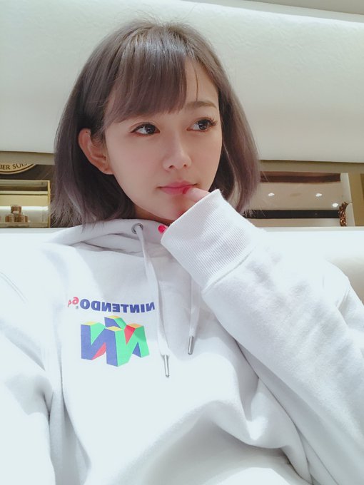 白いソファーに同化してすごい肩幅に見える系女子 https://t.co/exmyy2iXvt<a href="/tag/%E3%83%92%E3%83%97%E3%83%8E%E3%82%B7%E3%82%B9%E3%83%9E%E3%82%A4%E3%82%AF"class="tags"><span>#ヒプノシスマイク</span></a>