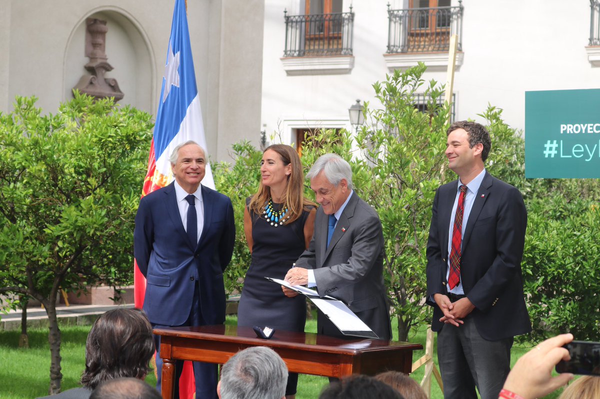 El proyecto sobre delitos ambientales es una muestra del compromiso de nuestro <a href="/GobiernodeChile/">Gobierno de Chile</a> con el cuidado y protección del medioambiente. Presidente <a href="/sebastianpinera/">Sebastian Piñera</a> da pasos concretos en este tema. <a href="/MMAChile/">Ministerio del Medio Ambiente</a>