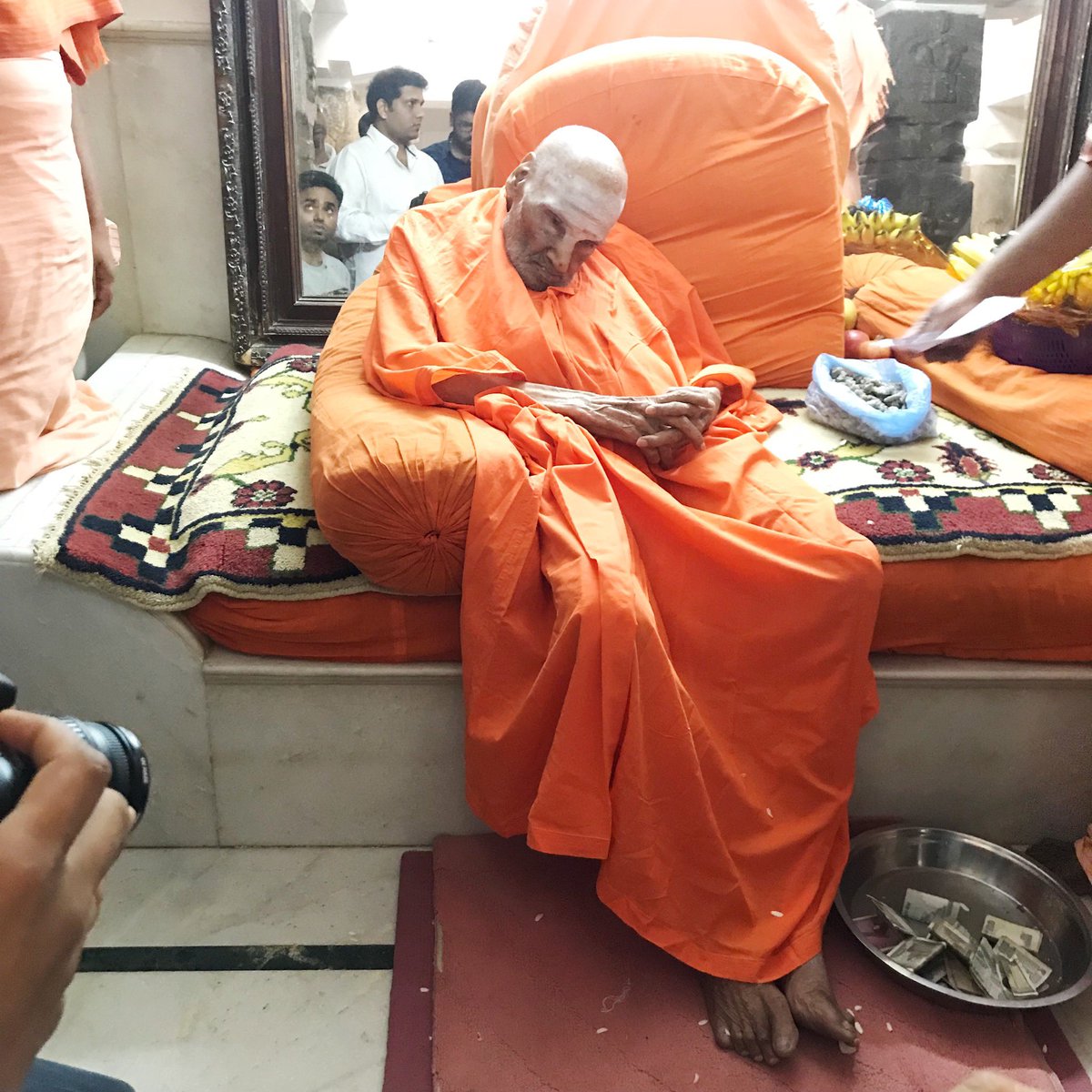 electiontrackrs's tweet photo. #shrishrishrisiddagangaswamiji #nadedaduvadevaru #rip #inspiration #motivation #siddaganga #siddagangamutt #padmabhushan #karnatakaratna #india #karnataka https://t.co/2peXqAVf9r