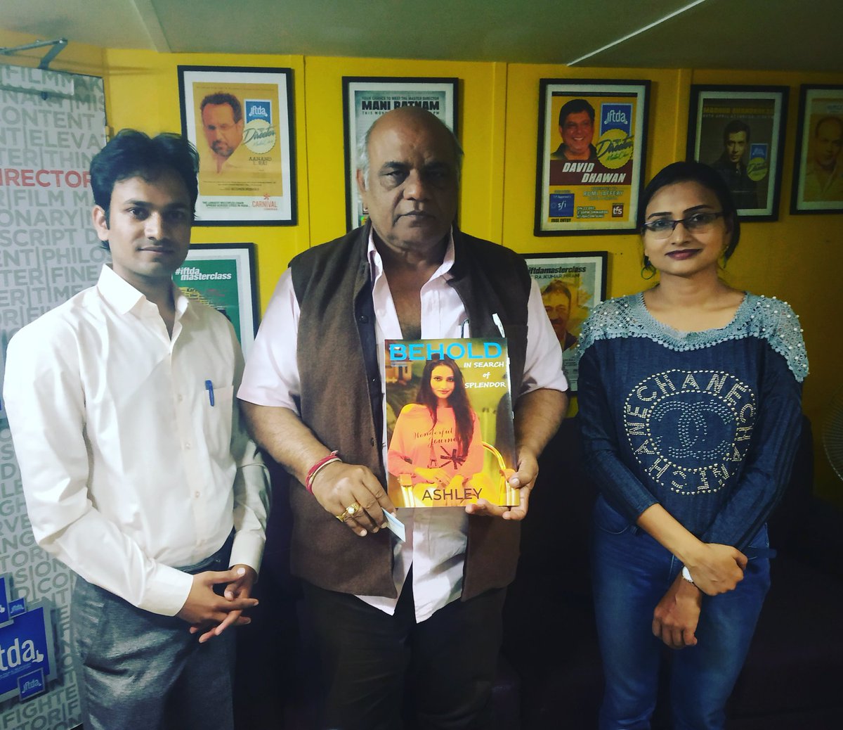 CreationApf's tweet photo. Presenting our BEHOLD Magazine to "Sudhaker Sharma ji " Treasurer Iftda
#iftda #director
#behold #magazine #actor #actress #producer #filmmaking #filmshoot #shooting #shoot #film #productioncompany  #bollywood #casting #castingcall #ashley #apfcreation #pavan #priyank https://t.co/oozItCLno6