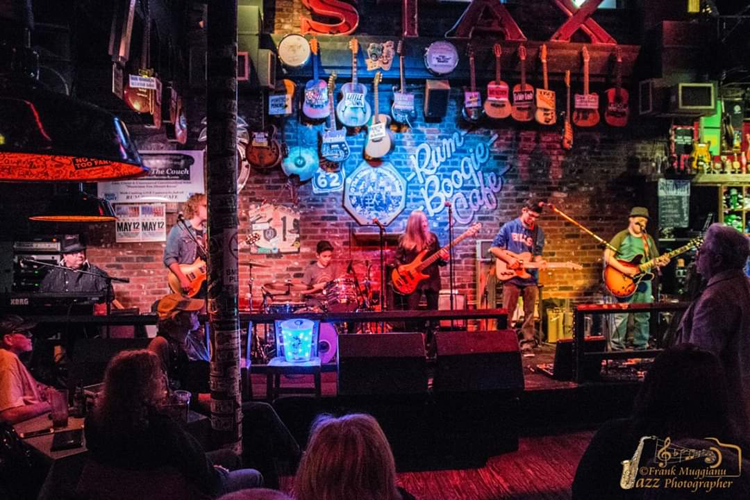 johnthestickman's tweet photo. Memphis Mondays...
Good times remembered from the 2017 International Blues Challenge. 
De beaux souvenirs du International Blues Challenge 2017.
#gratitude #respect #blues #2017IBC https://t.co/ULG3g1elZK