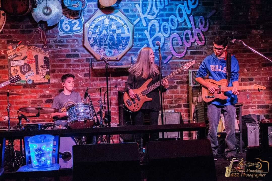 johnthestickman's tweet photo. Memphis Mondays...
Good times remembered from the 2017 International Blues Challenge. 
De beaux souvenirs du International Blues Challenge 2017.
#gratitude #respect #blues #2017IBC https://t.co/ULG3g1elZK