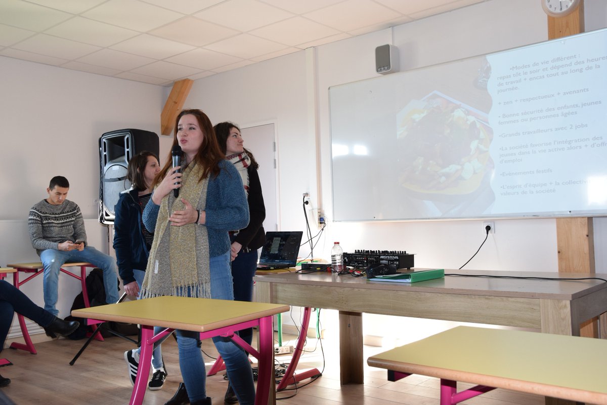 LyceeVDS's tweet photo. Voici quelques photos de la restitution des expériences à l'étranger des BTS 2 devant les BTS 1 afin de leur présenter les différents pays ainsi que leurs particularités. https://t.co/Y1pVFVb4dN
