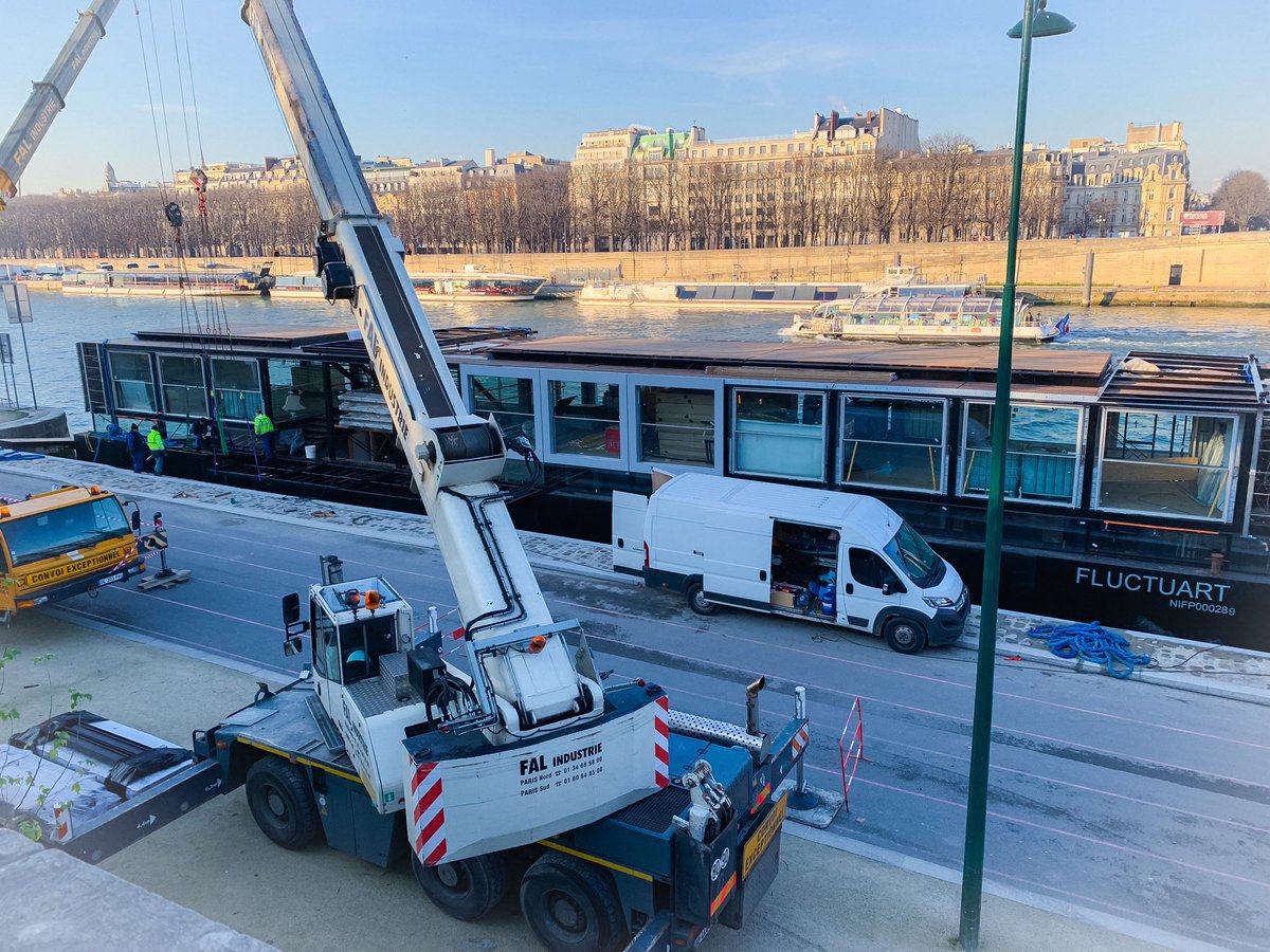 Mim_dieppe's tweet photo. La suite des travaux du @Fluctuart au #PontDesInvalides débutent @Paris aujourd’hui ! 🙂⛴ #Paris #Art #Fluctuart #streetart #museeflottant #Maritime #Dieppe https://t.co/HAVxf8xCYK
