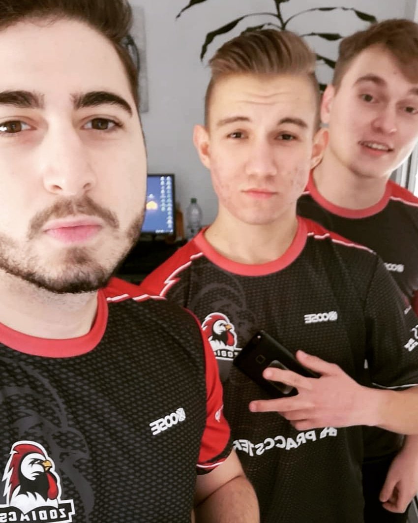 myFreshi's tweet image. Unser CS:GO Team ist aktuell im Bootcamp bei unserem Sponsor @praccsterNET und schickt Grüße nach draußen 🖖  #winkewinke #csgo #Training #Bootcamp #Esports #Gaming #team #Playing #praccster #chickenwins #zodiacs