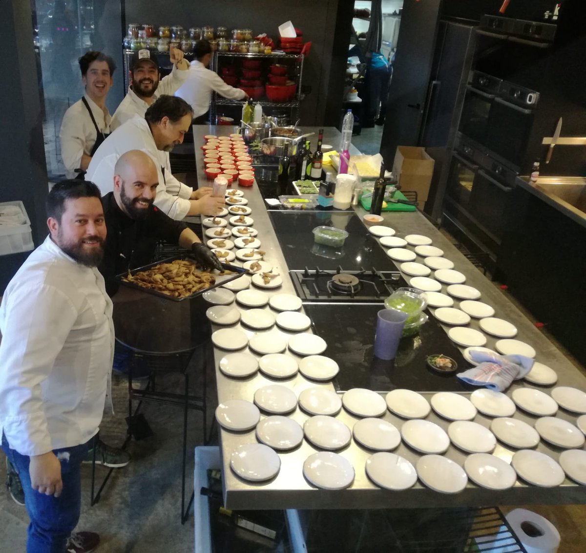 Después de la entrega de los #EVOOLEUMAwards2018 celebramos los éxitos con el delicioso cóctel que nos ha preparado <a href="/manu_utorres/">Manuel Urbano Torres</a> y su equipazo en el que los #aove ganadores han cobrado un papel fundamental