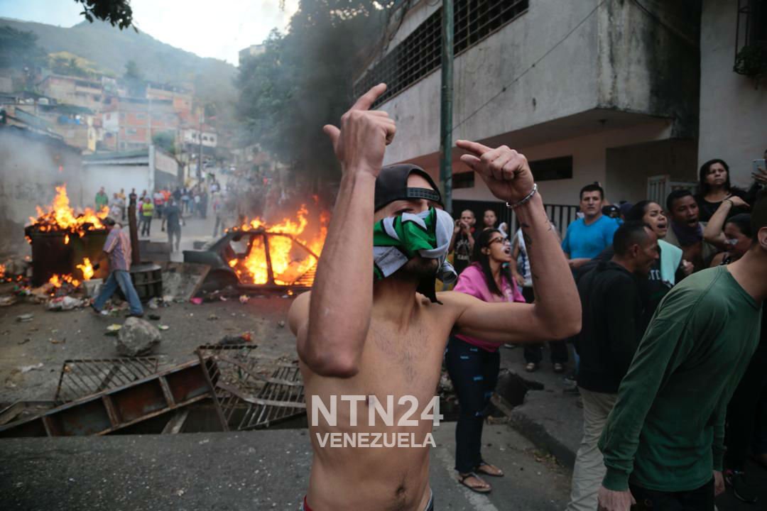 NTN24ve's tweet photo. Imágenes de la protesta en Cotiza tras la sublevación del comando de la Guardia Nacional #21Ene https://t.co/BbxZ3lcir5 https://t.co/v0RJyx0C4S