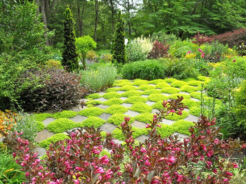 This landscaper features display gardens at his home for customers to view his work. bit.ly/1UkIwvp?utm_ca…