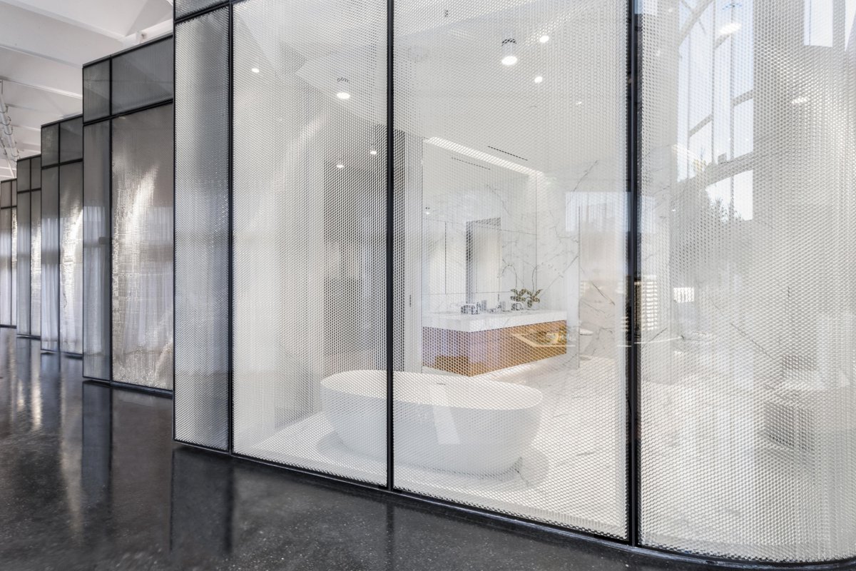 Engineered to perfection, Monad Terrace’s faceted glass walls showcase transparency and translucency. While the glass facing the bay is clear, the glass facing the lagoon features an aluminum hexagrid screen.

Schedule a visit to the sales gallery: bit.ly/2F8z65h