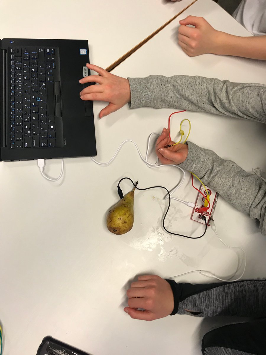 salaskoli's tweet photo. Nemendur í 7.bekk vinna með @MakeyMakey í eðlisfræði. Brjálað stuð og mikil skemmtun. #menntaspjall #samvinna #rafrásir #rafmagn https://t.co/Psxsy9JrIx