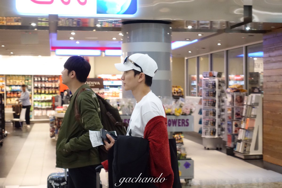 Gachando1's tweet photo. 190121 at Atlanda Airport #LEETEUK #SuperJunior #이특 Oppa is in a good mood! They particularly came out of the custom and say hi to us, chatted a bit(they don't need to, they just transfer here), they are always this sweet and gentle, btw his health condition looks better now https://t.co/lDg2p08v4r