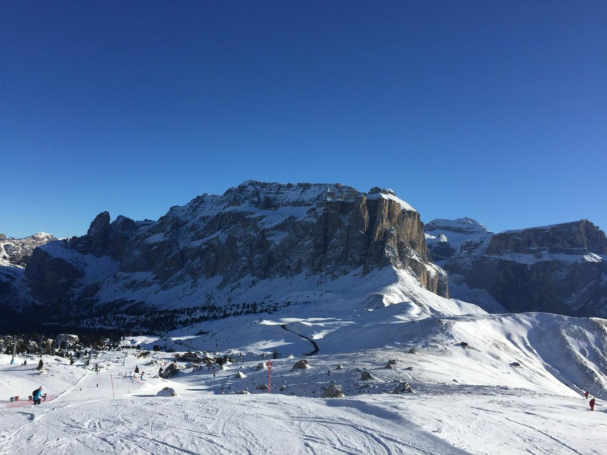 WintersportLive's tweet photo. 21 januari 2019. Evelien bezocht vandaag Colfosco, Alta Badia en Corvara. De wereldberoemde Sella Ronda staat bekend als één van de mooiste wintersportgebieden van Europa. En terecht! @Italia @altabadiaorg https://t.co/FTa1ISJpNS