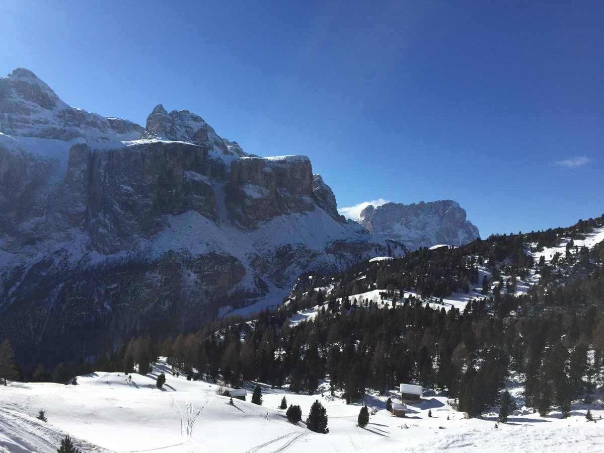 WintersportLive's tweet photo. 21 januari 2019. Evelien bezocht vandaag Colfosco, Alta Badia en Corvara. De wereldberoemde Sella Ronda staat bekend als één van de mooiste wintersportgebieden van Europa. En terecht! @Italia @altabadiaorg https://t.co/FTa1ISJpNS