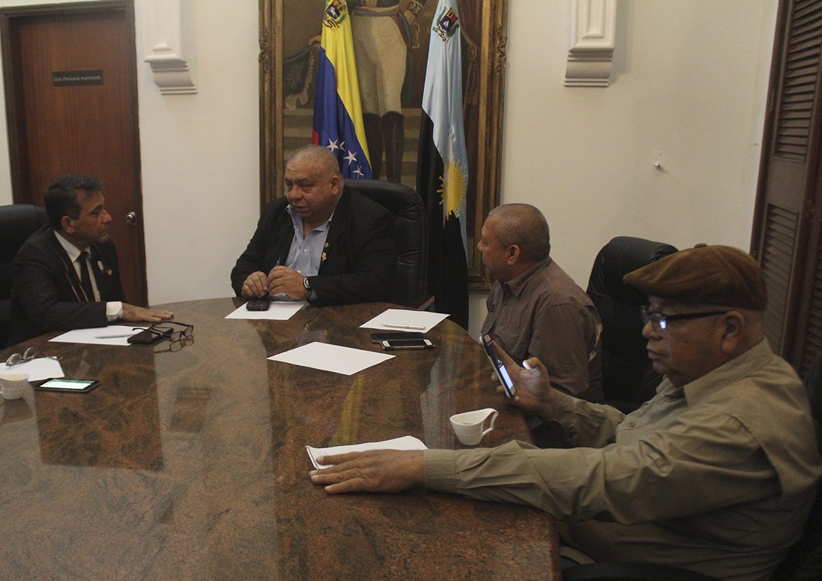 La Comisión Permanente de Asuntos Laborales, Desarrollo Social y Salud del <a href="/Clezulia/">Consejo Legislativo Zulia 🇻🇪</a> sostuvo reunión de acercamiento con Mervin Urbina, director del Hospital Universitario de Maracaibo, para establecer convenios en materia de salud.