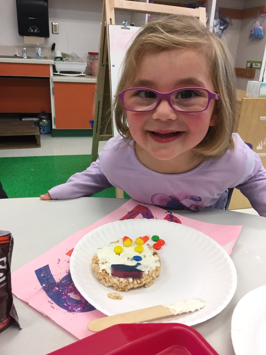 philippa_ps's tweet image. We don’t just play in the snow, we make snowman faces to eat!#learningbodyparts#curriculumintegration ⁦@StratfordLndgES⁩