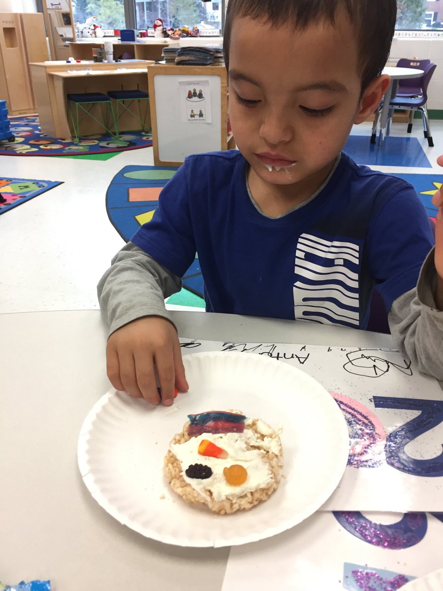 philippa_ps's tweet image. We don’t just play in the snow, we make snowman faces to eat!#learningbodyparts#curriculumintegration ⁦@StratfordLndgES⁩