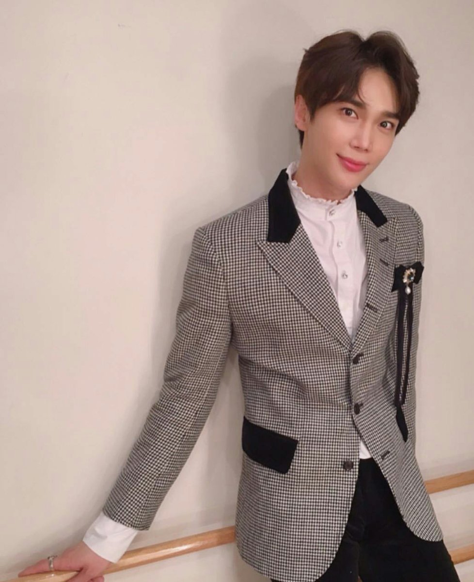 501wangja's tweet photo. Regrann from sunmin_ah  -  Hound tooth check🖤
#parkjungmin #kazokstoy #checkpatterns #jaket #velvetpoint #style #mansfashion https://t.co/CZc4dmZnEV