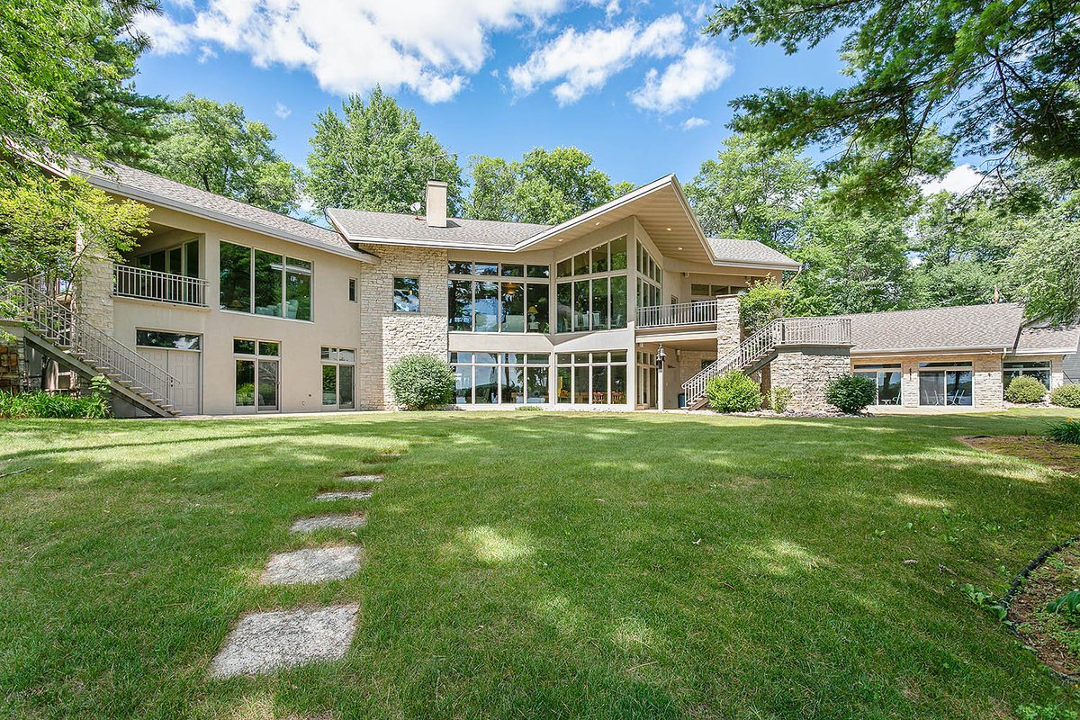 Don't let an overcast sky stop your photo shoot. We add blue sky editing to every photo shoot free of charge. Grey skies are no longer an issue.