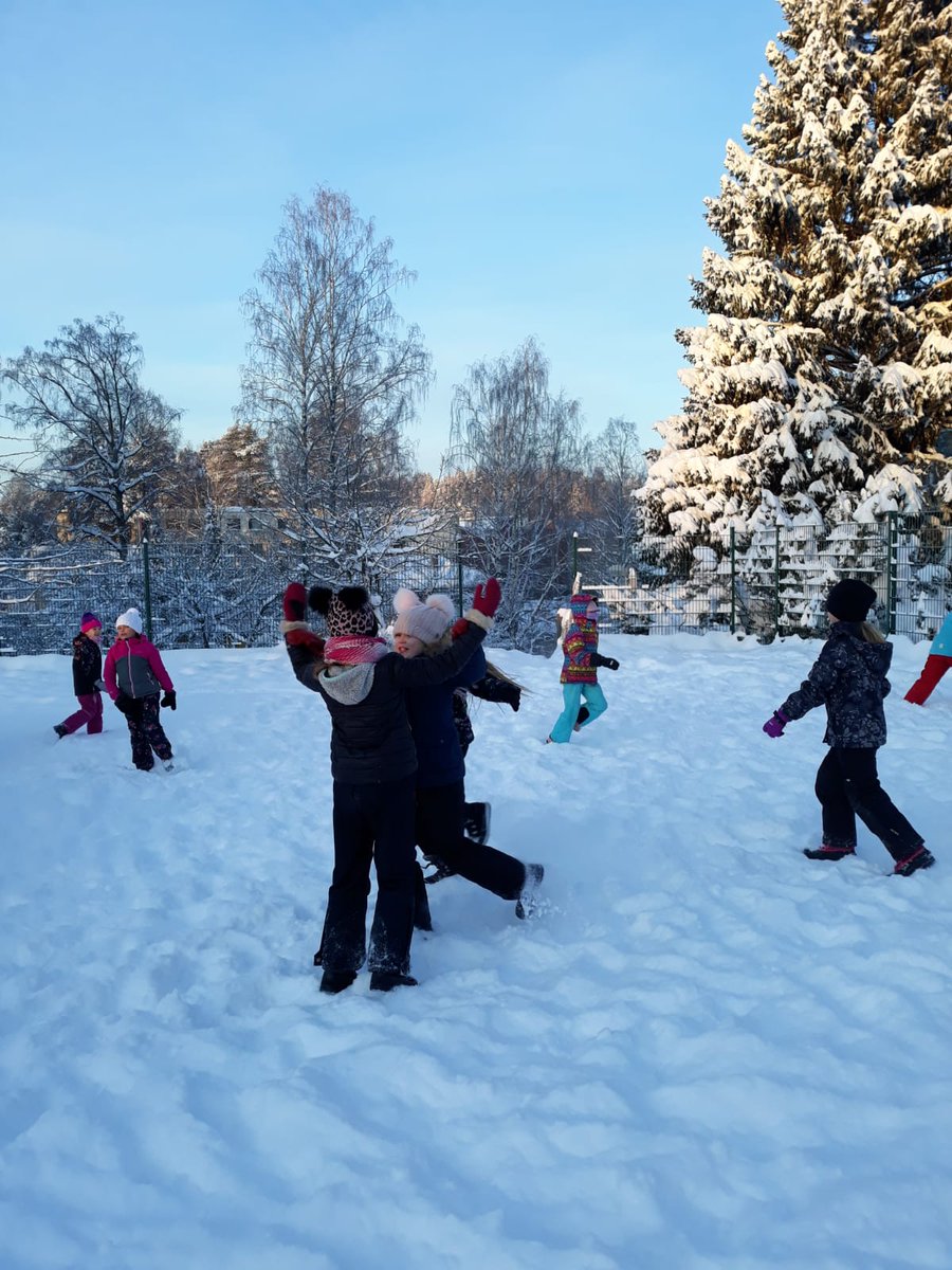 JKoulu's tweet photo. #Terveysteko 8/10

Koulupiha täyttyi 20 asteen pirteässä pakkasessa innokkaista norsupallon pelaajista 3B-luokan haasteen myötä.

#healthawards #liikkuvakoulu #BeActive #heinola https://t.co/zvAjywcdRS